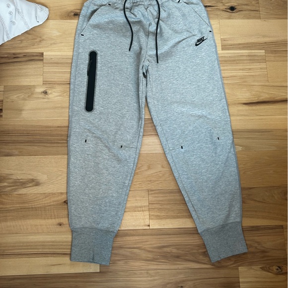 Woman’s Nike Tech Sweatpants - Picture 1 of 2